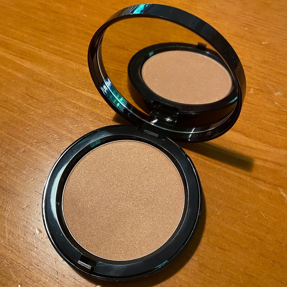 Bobbi Brown Illuminating Bronzing Powder - Picture 4 of 11